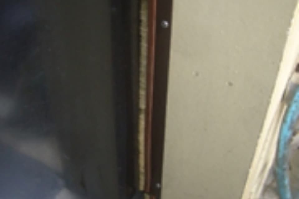 引き戸隙間ブラシ取付