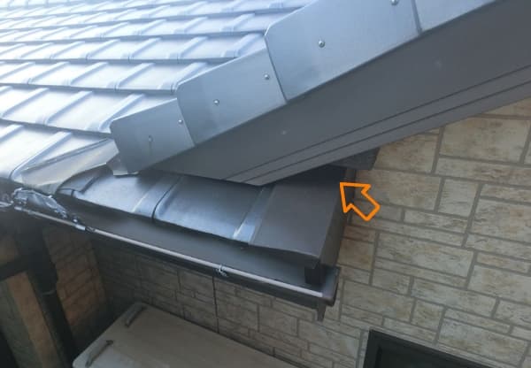 屋根の継ぎ目に隙間を発見